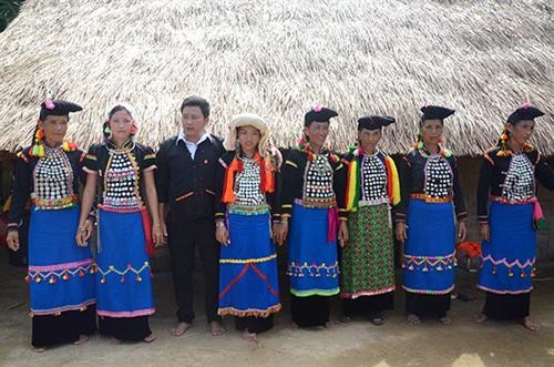 Tracht und Kopftuch der Frauen der Volksgruppe Si La - ảnh 1