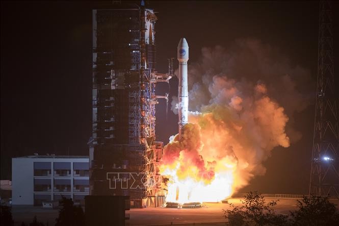 中国成功发射两颗北斗导航卫星 - ảnh 1