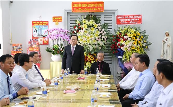 越南祖阵中央委员会主席向芹苴市大教区主教致以圣诞节祝福 - ảnh 1