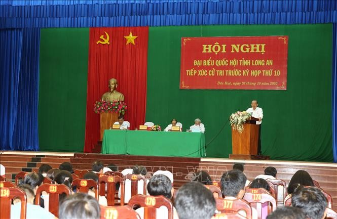 越南政府常务副总理张和平接触隆安省选民 - ảnh 1