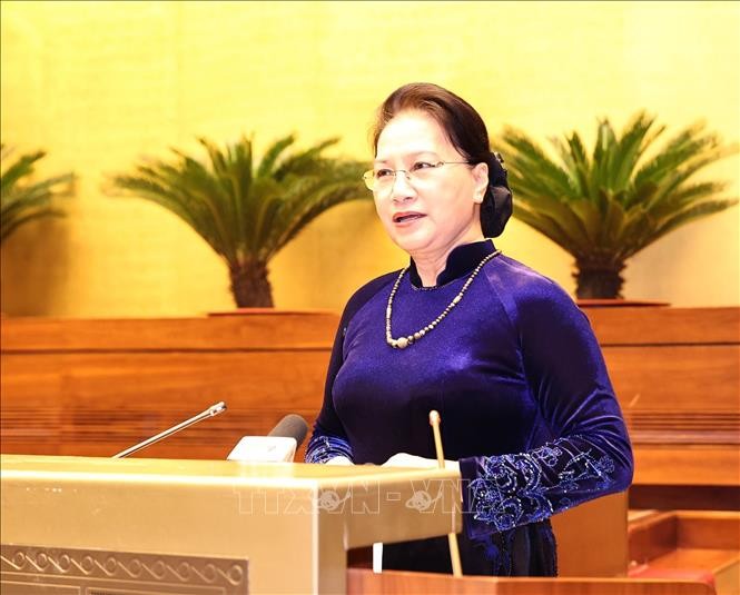 越南国会主席阮氏金银会见模范教师和教育管理干部 - ảnh 1