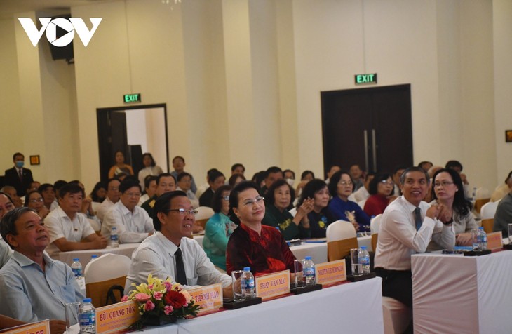 越南国会主席阮氏金银出席越南第一届国会选举75周年纪念见面会 - ảnh 1