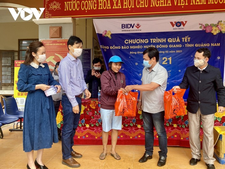 越南全国各地政府向政策优抚家庭、民族同胞和特困家庭赠送年礼 - ảnh 1