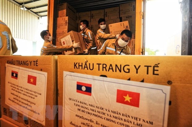 老挝媒体报道越南在抗疫阻击战中给予的宝贵援助 - ảnh 1