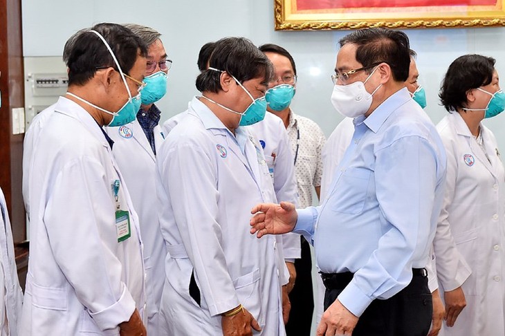  越南政府总理向卫生部下属集体和个人颁发奖状，以表彰他们在预防和控制新冠肺炎大流行病方面取得的杰出成就 - ảnh 1
