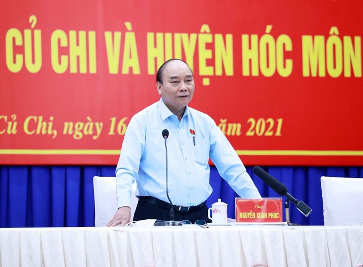 越南国家主席阮春福与胡志明市选民接触 - ảnh 1