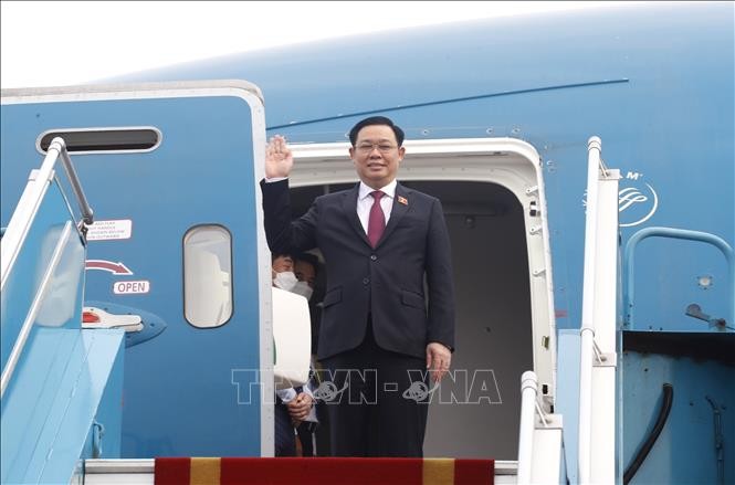 越南国会主席王庭惠抵达新德里，开始对印度进行正式访问 - ảnh 1