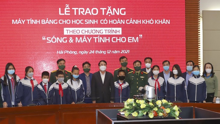 越南军队电信集团向8个省市贫困学生赠送3.7万台电脑 - ảnh 1