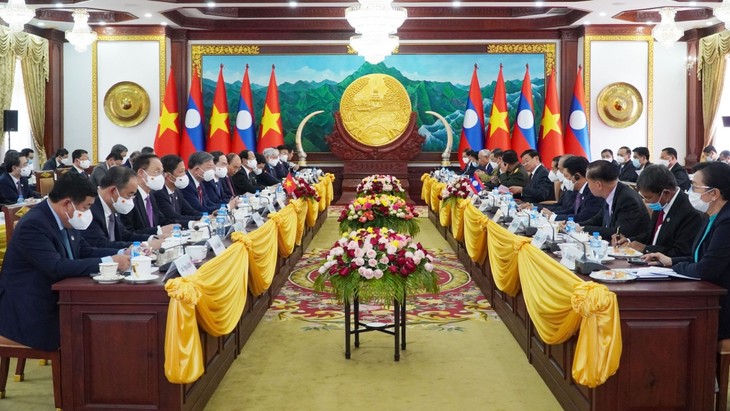 越南政府总理范明政与老挝政府总理潘坎在会谈后共同主持记者会 - ảnh 1