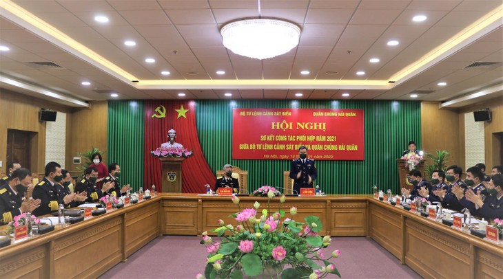 越南海上警察与海军力量总结2021年工作配合效果 - ảnh 1