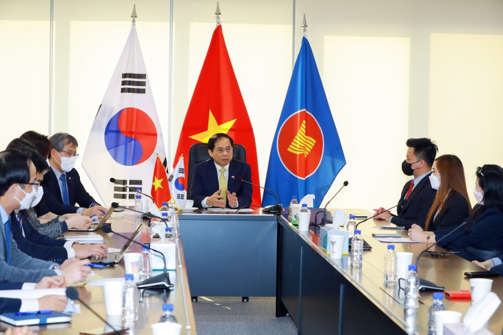 越南外交部长裴青山：越南一向关心包括韩国在内的海外越南人 - ảnh 1