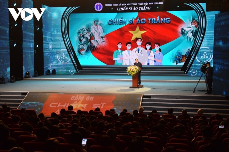 越南政府总理范明政：照顾、保护人民健康一直是首要优先 - ảnh 1