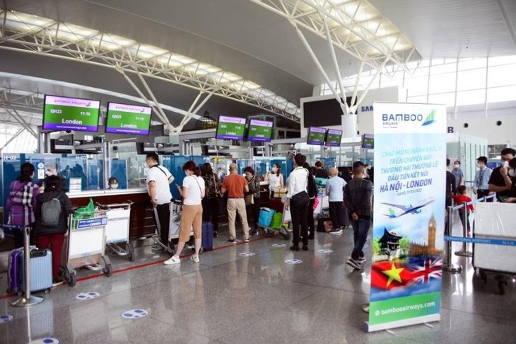 开放旅游后，通过航空港入境的国际游客增长176% - ảnh 1
