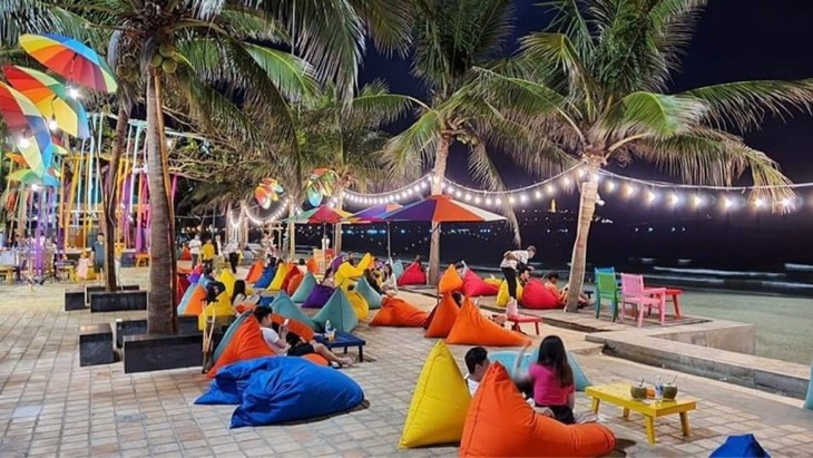 岘港海滩张灯结彩，服务游客 - ảnh 1