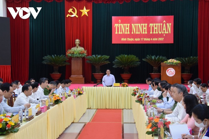 越南政府总理范明政与宁顺省领导班子举行工作会议 - ảnh 1