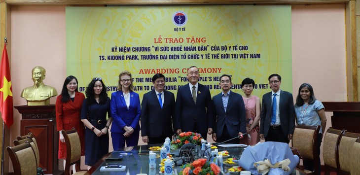 越南卫生部向世卫组织驻越南首席代表朴启东授予“致力于人民健康”纪念章 - ảnh 1