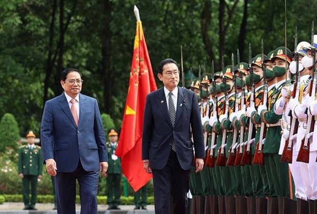 越南政府总理范明政举行仪式欢迎日本首相岸田文雄访越 - ảnh 1