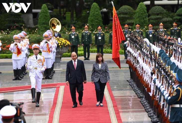 越南国家主席阮春福主持仪式欢迎希腊总统萨克拉罗普卢对越南进行正式访问 - ảnh 1