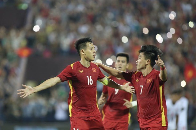 越南23岁以下男足击败马来西亚队，晋级决赛 - ảnh 1