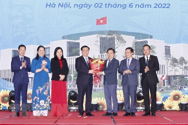 越南国会主席王庭惠会见青年国会代表 - ảnh 1