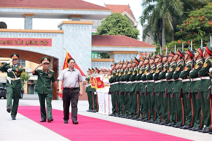 越南政府总理范明政与第四军区司令部举行工作座谈 - ảnh 1