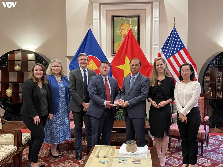 越南驻美大使馆接收美国联邦调查局归还的文物和古物 - ảnh 1