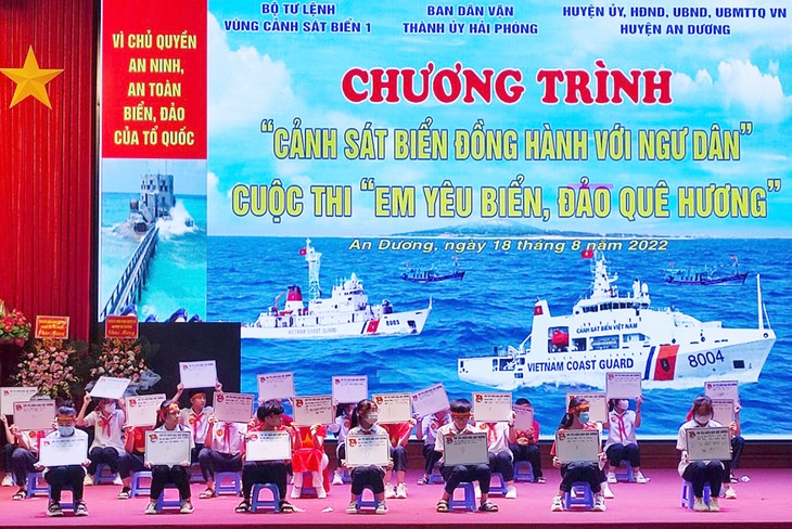 越南海上警察第一区司令部与海防市渔民同行 - ảnh 1