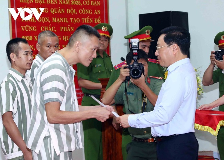 越南政府副总理范平明出席荣光监狱特赦决定颁发仪式 - ảnh 1