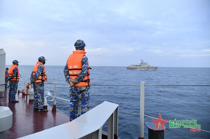 越南与柬埔寨海军举行联合巡逻活动 - ảnh 1