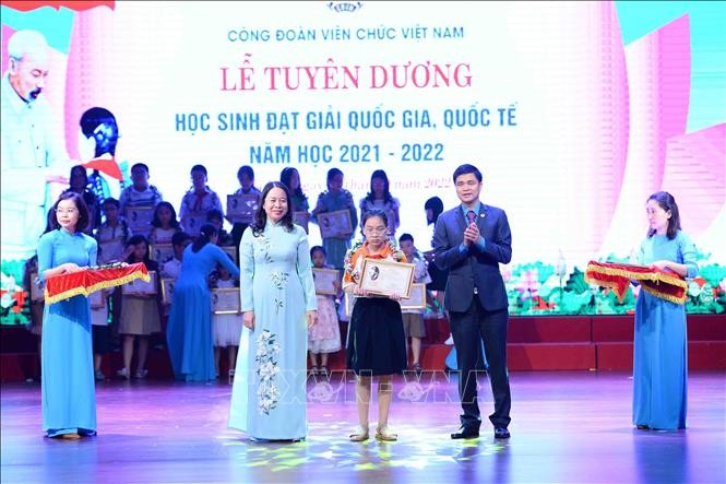 越南国家副主席武氏映春​出席2021-2022学年成绩优异学生表彰会 - ảnh 1