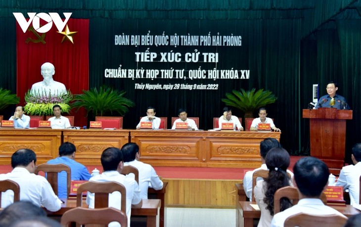 越南国会主席王庭惠与海防市选民进行接触 - ảnh 1