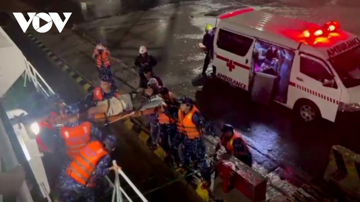 海上警察船将4名病人从李山岛送返大陆急救 - ảnh 1