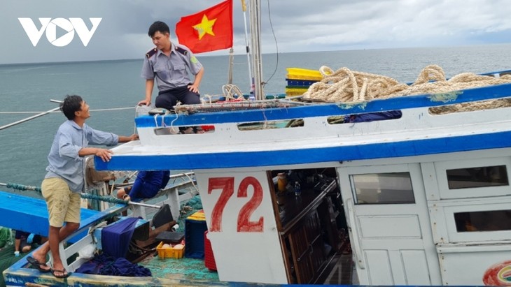 坚江金瓯两省举行海上联合巡逻，检查当地海产捕捞活动 - ảnh 1