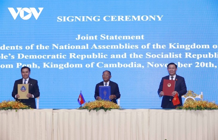 越老柬签署联合声明   一致同意定期举行国会高级会议 - ảnh 1