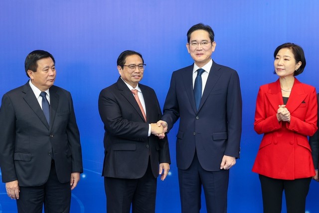 越南政府总理范明政建议三星将越南视为研发主力商品的全球战略基地 - ảnh 1