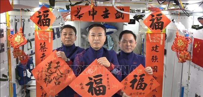 中国航天员从太空致以新春祝福 - ảnh 1