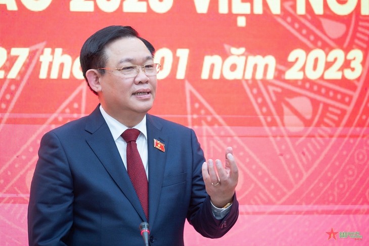 越南国会主席王庭惠探望慰问立法研究院并致以新春祝福 - ảnh 1