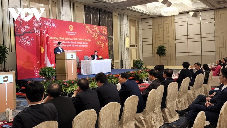 越南政府总理范明政会见旅居新加坡越南人代表 - ảnh 1