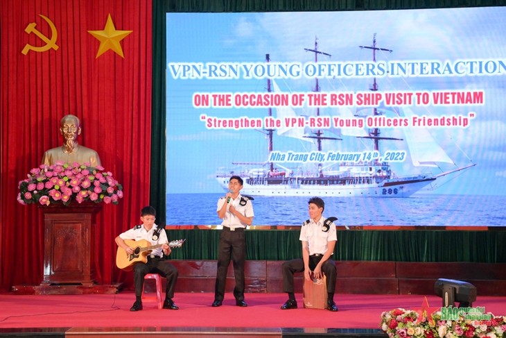 越南与新加坡海军举行交流活动 - ảnh 1