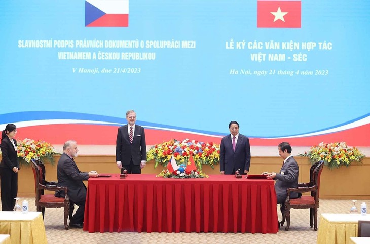 捷克总理菲亚拉圆满结束对越南的正式访问 - ảnh 1