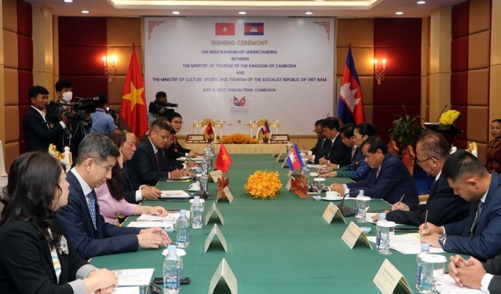 越南和柬埔寨签署了旅游合作的备忘录 - ảnh 1