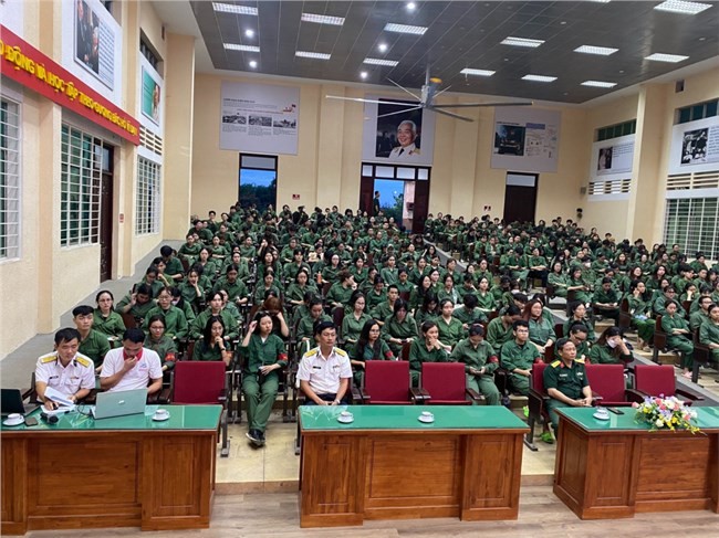 越南海军第二区为胡志明市近3000名大学生举行海洋岛屿普法宣传活动 - ảnh 1