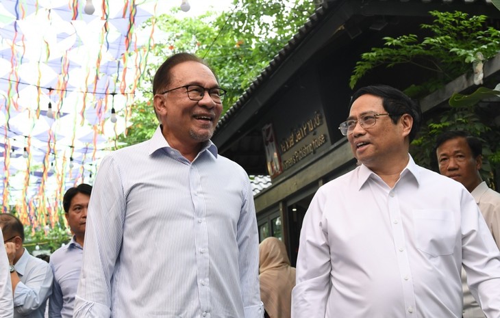 越南政府总理范明政和马来西亚总理参观河内书街 - ảnh 1