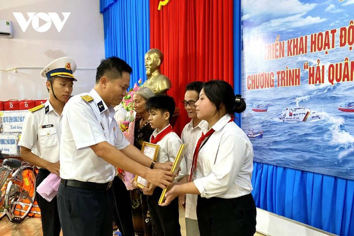 越南海军第二区赞助薄辽、朔庄两省贫困渔民子女 - ảnh 1