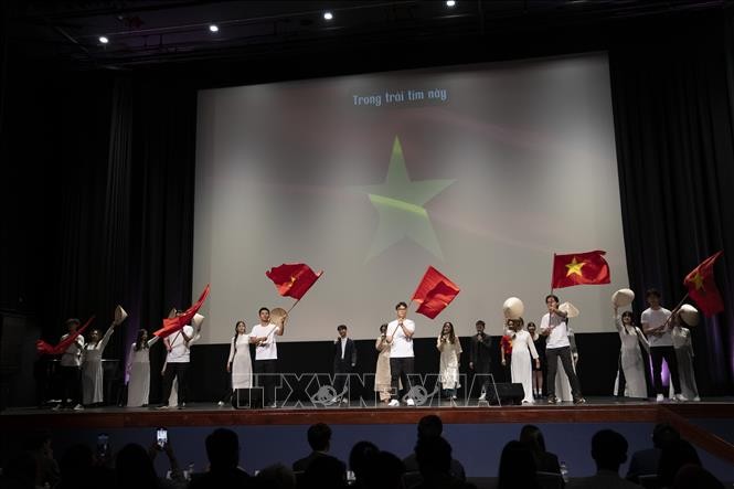 澳大利亚越南学生向国际友人推介越南国家形象 - ảnh 1