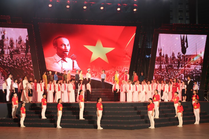 越南各地举行活动，热烈庆祝国庆 - ảnh 1