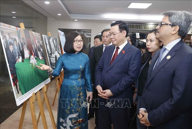 越南国会主席王庭惠出席越南-孟加拉国建交50周年图片展开幕剪彩仪式 - ảnh 1