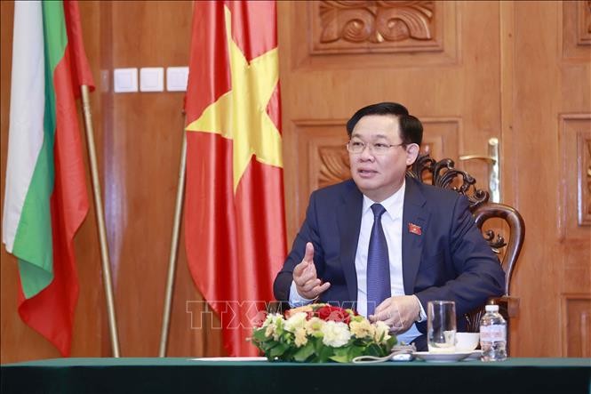 越南国会主席王庭惠会见越南驻保加利亚和欧洲各国大使 - ảnh 1