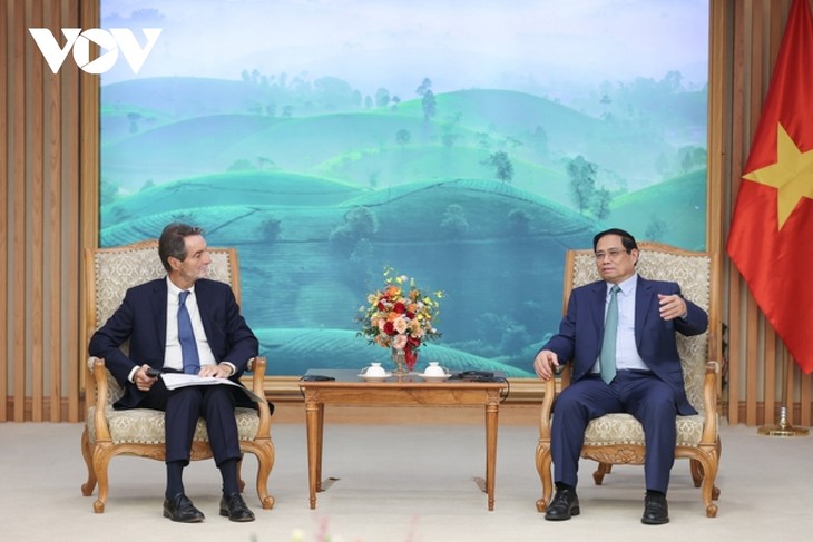 越南政府总理范明政会见意大利伦巴第大区区长 - ảnh 1