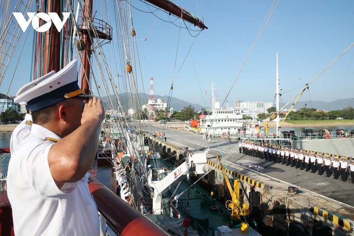 黎贵惇号帆船与新加坡海军军舰举行交流活动 - ảnh 1
